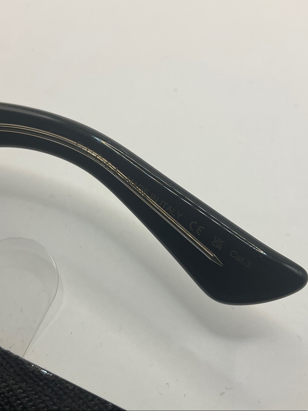 Gucci Black Oversized Square Sunglasses with Gold Logo - Picture 6 of 8